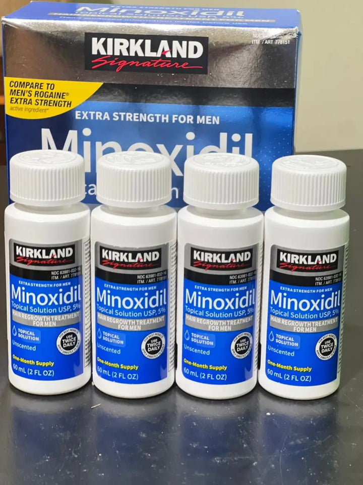 Imagem real de quatro frascos de Minoxidil Kirkland 5% com caixa original ao fundo, mostrando o tratamento para até 4 meses oferecido pela MinoxFarma