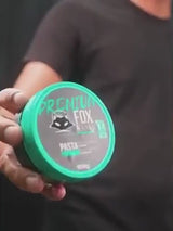 Vídeo demonstrando a Pasta Modeladora Premium Fox For Men com Manteiga de Karité 80g aplicada no cabelo masculino